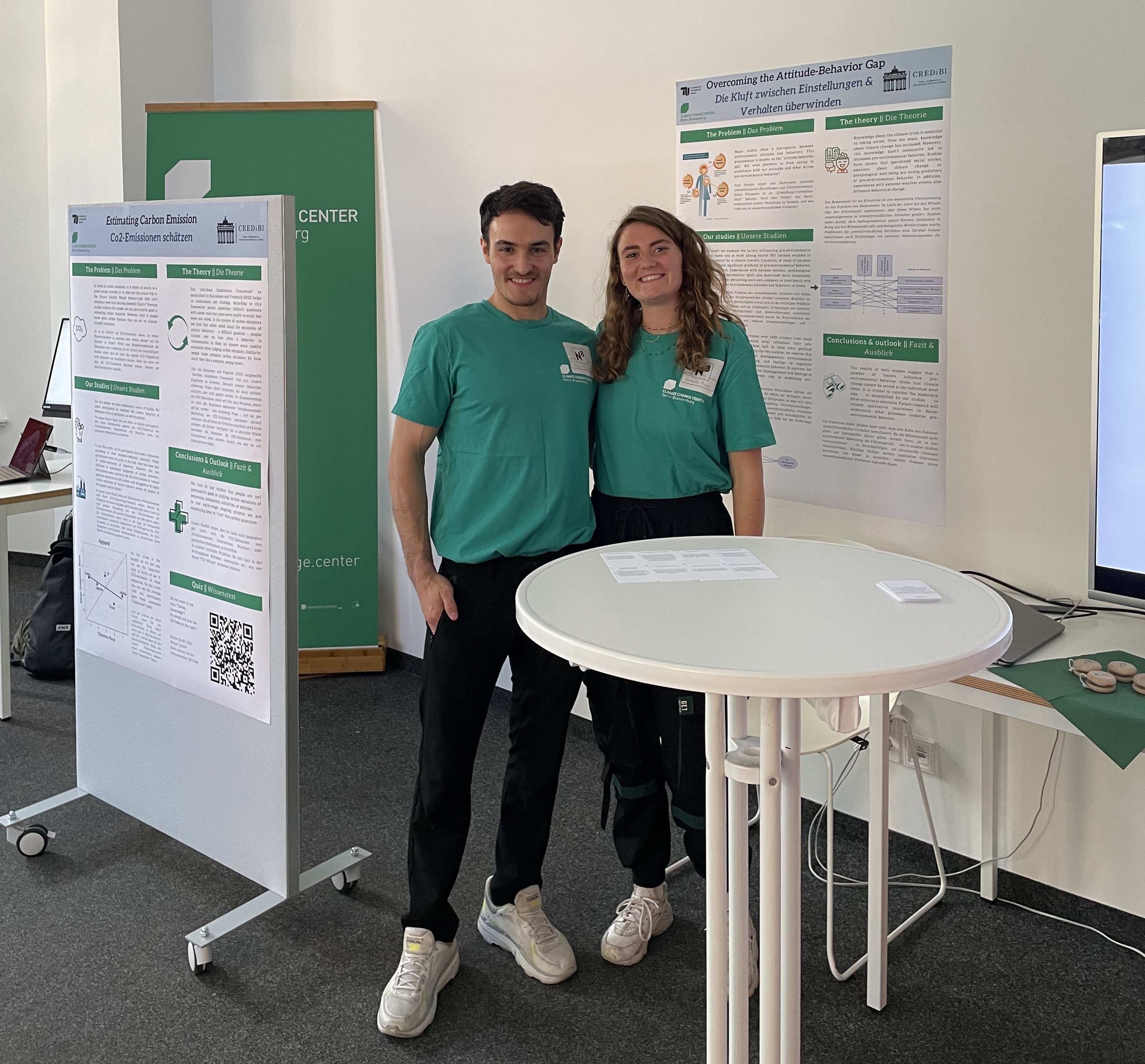Two persons at the stand at the long night of the sciences